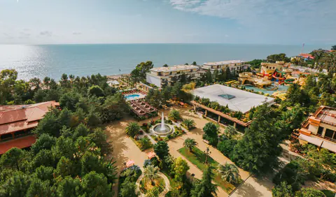 The resort from the air: the garden, the pools, the water park and the sea